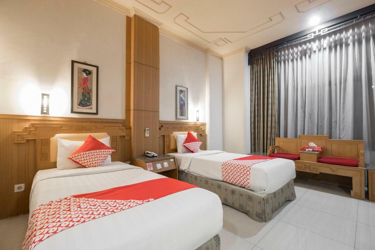 Oyo 821 Hotel Dinasti Макасар Экстерьер фото