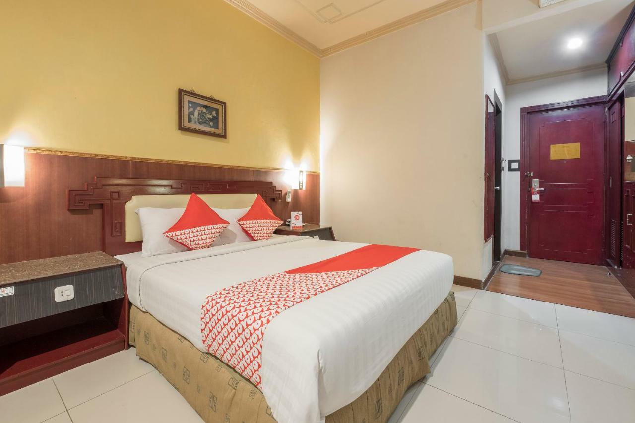 Oyo 821 Hotel Dinasti Макасар Экстерьер фото