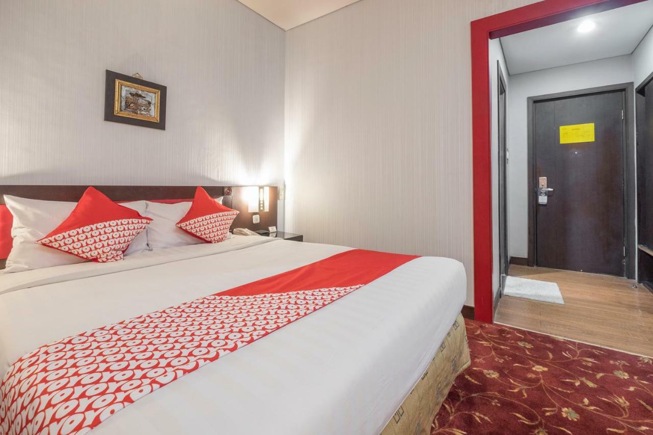 Oyo 821 Hotel Dinasti Макасар Экстерьер фото