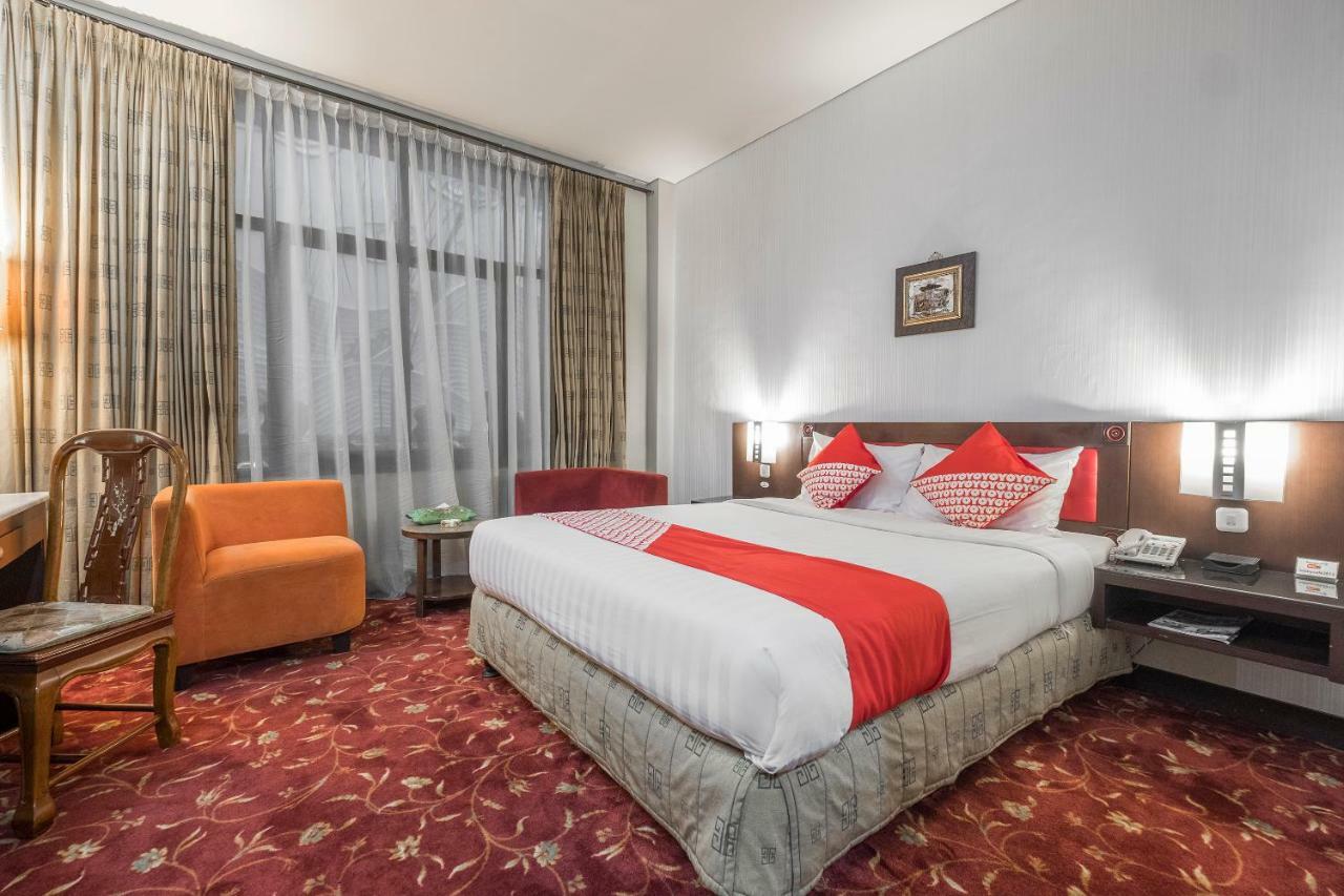 Oyo 821 Hotel Dinasti Макасар Экстерьер фото
