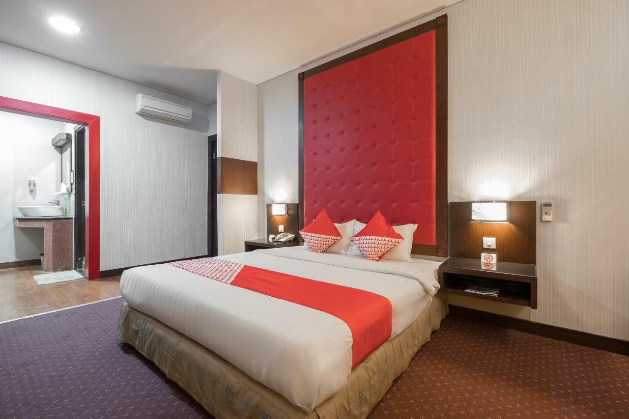 Oyo 821 Hotel Dinasti Макасар Экстерьер фото