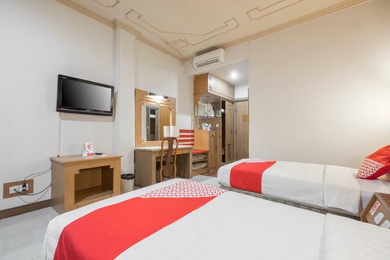 Oyo 821 Hotel Dinasti Макасар Экстерьер фото