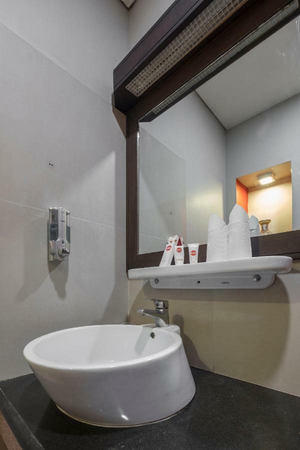Oyo 821 Hotel Dinasti Макасар Экстерьер фото