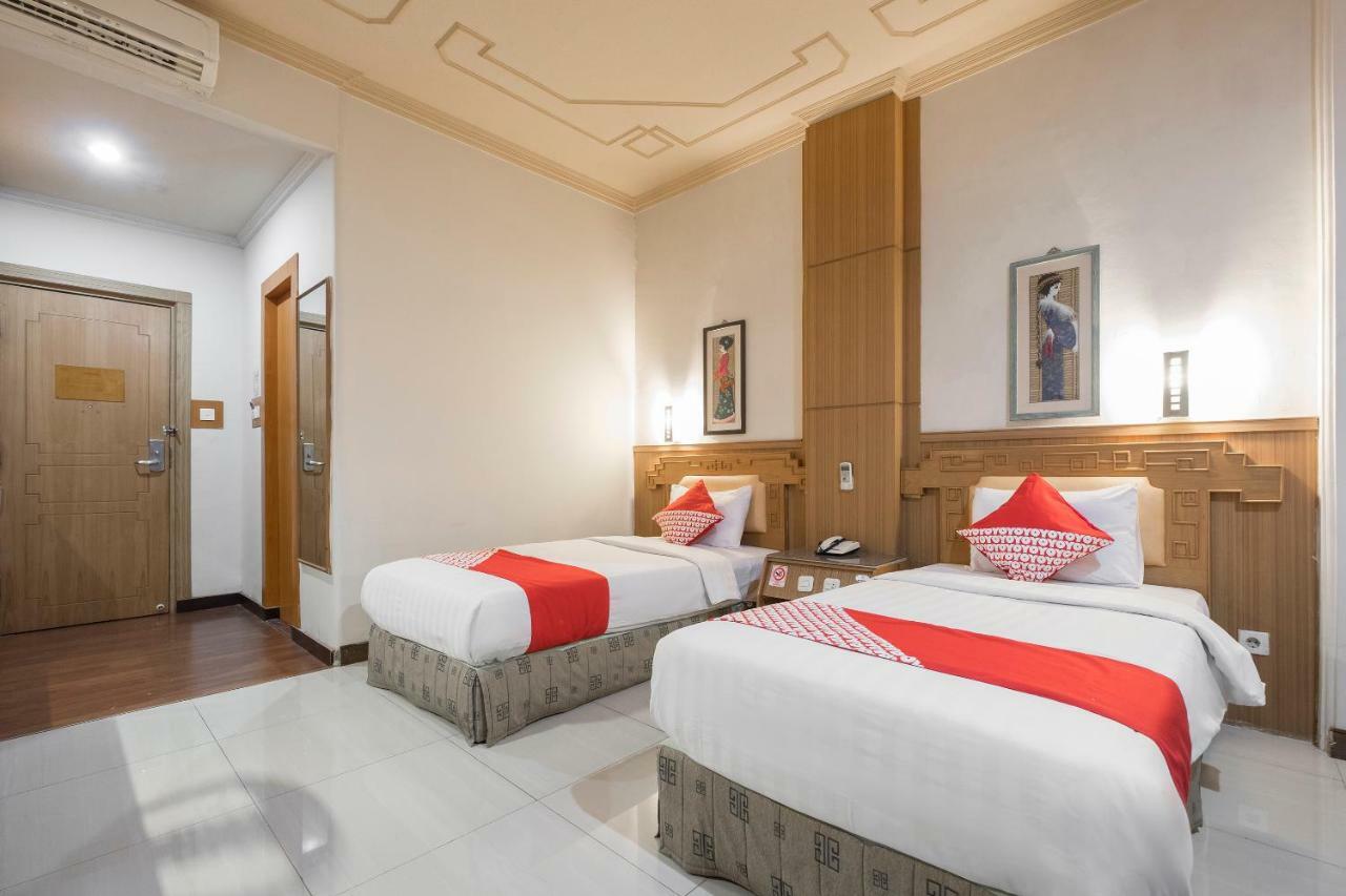 Oyo 821 Hotel Dinasti Макасар Экстерьер фото