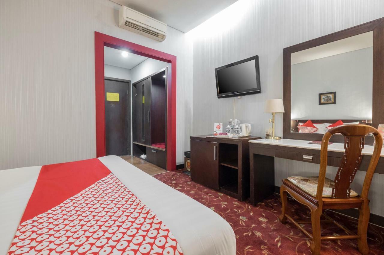 Oyo 821 Hotel Dinasti Макасар Экстерьер фото