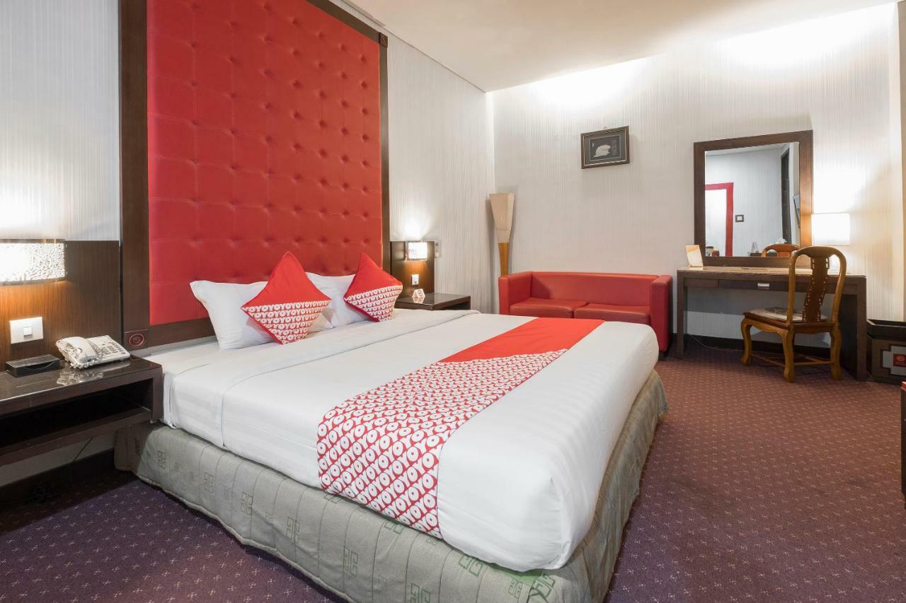 Oyo 821 Hotel Dinasti Макасар Экстерьер фото