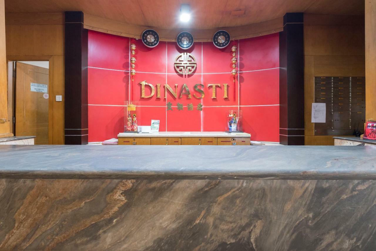 Oyo 821 Hotel Dinasti Макасар Экстерьер фото
